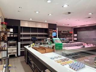 Deze commercieel gunstig gelegen eigendom bevindt zich langs de Oudegemse Baan in Oudegem en geniet van een uitstekende visibiliteit...