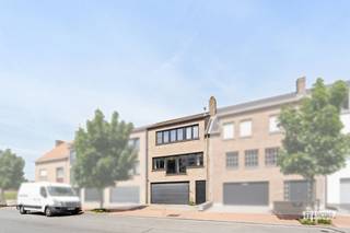Bent u op zoek naar een ruime gezinswoning te koop in Blankenberge waar comfort, ruimte en een rustige ligging centraal staan? Dan zal deze woning in de Uitkerkestraat u ongetwijfeld weten te bekoren. Met een bewoonbare oppervlakte van maar liefst 242 m², een doordachte indeling, een inpandige garage, een aangename tuin en nog zoveel meer, vormt deze eigendom de ideale thuis voor gezinnen die op zoek zijn naar ruimte én mogelijkheden.<br /><br />Via de inkomhal bereikt u de eerste verdieping, waar een lichtrijke leefruimte met gezellige eetplaats u meteen een warm gevoel geeft. De aansluitende keuken is voorzien van alle comfort en sluit naadloos aan op de overdekte aanbouw. Op deze verdieping bevindt zich eveneens een gastentoilet. De tweede verdieping beschikt over drie volwaardige slaapkamers, een ruime badkamer en een tweede gastentoilet. De aanwezige zolder biedt bovendien extra bergruimte of mogelijkheden om de woning verder af te stemmen op uw woonwensen.<br /><br />Op het gelijkvloers bevindt zich een ruime inpandige garage, aangevuld met een veelzijdige ruimte die momenteel is ingericht als slaapkamer met aansluitende badkamer en dressing. Achteraan geniet u van een aangename, ruime tuin met een afzonderlijk bijgebouw dat zich uitstekend leent als atelier, hobbyruimte, thuiskantoor of extra berging. Bovendien geniet u van een rustige ligging in Blankenberge, met winkels, scholen, openbaar vervoer en het centrum op korte afstand. Dankzij het gunstige EPC-label C is er bovendien geen renovatieverplichting, wat deze woning extra aantrekkelijk maakt.<br /><br />Interesse in deze ruime woning te koop in Blankenberge? Neem vandaag nog contact op met Immo Francois. <br /><br />Denk je eraan om je woning in Blankenberge te verkopen? Neem vrijblijvend contact op met Iben van Immo Francois in Blankenberge voor een gratis schatting via iben@immofrancois.be.<br /><br />