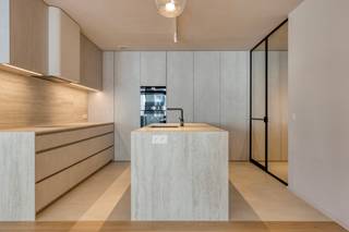 <p><strong>Prestigieus nieuwbouwproject “The Ensemble” in het hart van Assenede, waar stijl en comfort samenkomen in een unieke, karaktervolle omgeving.</strong><br /><br /><strong>Indeling<br /></strong>Via de inkom betreedt men het appartement op de eerste verdieping. In de hal bevindt zich meteen het gastentoilet, evenals een ruime technische berging met aansluitingen voor een wasmachine/droogkast en de mogelijkheid tot het plaatsen van een extra diepvries en/of koelkast.<br /><br />Via de <strong>zwarte stalen deur</strong> bereikt men de <strong>moderne leefkeuken</strong>, die naadloos aansluit op de <strong>lichtrijke leefruimte</strong> met doorgang naar het <strong>ruime terras</strong>. Het terras biedt een mooi uitzicht op de kerk.<br /><br />Vanuit de leefruimte geeft een deur toegang tot de nachthal, die uitgeeft op <strong>twee slaapkamers</strong>, waarvan één met een <strong>volwaardige dressing</strong> en één met <strong>ingemaakte kasten</strong>. Ook de badkamer, uitgerust met een dubbele lavabo en ligbad, bevindt zich in deze nachthal.<br /><br /><strong>Omschrijving<br /></strong><strong>“The Ensemble” omvat een exclusief geheel van 10 luxueuze appartementen en 1 handelsruimte (opsplitsbaar in 4)</strong>, ontworpen in een <strong>verfijnde, moderne architectuur</strong> geïnspireerd op de elegante kuststijl. Elk appartement straalt <strong>licht</strong>, <strong>ruimte</strong> en <strong>klasse</strong> uit, met een hoogwaardige afwerking en oog voor detail.<br /><br />De appartementen zijn zorgvuldig ingedeeld om <strong>maximaal wooncomfort</strong> te bieden en genieten van een harmonieuze <strong>combinatie van moderne luxe en tijdloze esthetiek</strong>. Grote raampartijen zorgen voor een overvloed aan <strong>natuurlijk licht</strong> en creëren een aangename woonbeleving.<br /><br />Voor elk appartement is er de mogelijkheid om één ondergrondse autostaanplaats aan te kopen. Prijzen vanaf €37.500,- per autostaanplaats. Daarnaast beschikt het project over een <strong>gemeenschappelijke ondergrondse fietsenstalling</strong>, wat bijdraagt aan het praktische en duurzame karakter van het geheel. <strong>De prijzen zijn excl. BTW</strong>. Mogelijkheid tot 6%.<br /><br /><strong>Ligging:<br /></strong><strong>“The Ensemble”</strong> is uitstekend gelegen op de <strong>Markt van Assenede</strong>, in de Stadhuisstraat, pal naast het stadhuis en met een prachtig zicht op de kerk. U geniet hier van een <strong>centrale ligging</strong> met <strong>alle voorzieningen, winkels en horeca op wandelafstand</strong>, terwijl u tegelijkertijd woont in een charmante en sfeervolle omgeving.<br /><br /><strong>Een unieke kans voor wie op zoek is naar exclusief wonen of een waardevolle investering in het centrum van Assenede.</strong></p>