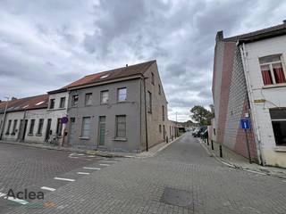 Deze zeer gezellige en volledige opgefriste duplex is ideaal voor 1 ouder gezinnen of alleenstaanden. Gelegen in het centrum van Eeklo en vlak bij het station. Scholen zijn op wandelafstand en sportrecreatie is te vinden om de hoek. <br /><br />Indeling: <br /><br />- inkomhal<br />- apart toilet <br />- eetkamer<br />- Keuken <br />- berging<br />- woonkamer<br />- Badkamer<br />- slaapkamer 1<br />- ruime opbergruimte<br />- Slaapkamer 2 met mezzanine<br />- autostaanplaats<br /><br />Vrij vanaf 1/07/2026. <br /><br />Interesse? Aarzel dan niet om ons te contacteren via vastgoed@aclea.be