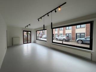 Ligging:<br />Dit gelijkvloers appartement is in het centrum van Kasterlee gelegen. Hierdoor zijn alle faciliteiten op korte afstand terug te vinden (scholen, winkels, openbaar vervoer).<br /><br />Beschrijving:<br />Het appartement bestaat uit:<br />- Ruime leefruimte<br />- Open keuken, volledig uitgerust met alle toestellen<br />- Badkamer met lavabo, badkamermeubel, douche en toilet<br />- 2 slaapkamers<br />- Gemeenschappelijke buitenberging/fietsberging<br /><br />Extra:<br />- Onmiddellijk beschikbaar<br />- De huurprijs bedraagt 725 euro/maand<br />- EPC-Label D<br /><br />Uitsluitend via onze website www.vastengoed.be kan u een bezichtiging inplannen op de vooropgestelde bezoekmomenten. Voor andere vragen kan u het kantoor bereiken op het nummer 014 72 73 74