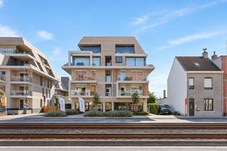 Dit uitzonderlijk ruime duplexappartement maakt deel uit van Sailors’ Park, Villa Linnet, een hoogwaardig nieuwbouwproject tussen Nieuwpoort-Bad en Nieuwpoort-Stad.<br />Met 116,31m² bewoonbare oppervlakte, maar liefst 29,19 m² terrassen en een aangename zuidwestelijke oriëntatie biedt dit appartement een bijzonder comfortabele woonbeleving aan de kust.<br /><br />Op de derde verdieping beschikt het appartement over een ruime inkomhal met afzonderlijk toilet en berging, een slaapkamer met eigen badkamer en terras en een open, volledig ingerichte keuken die aansluit op de ruime leefruimte.<br />Vanuit de leefruimte is er directe toegang tot het eerste terras.<br />De bovenverdieping omvat een nachthal, twee bijkomende slaapkamers, een tweede badkamer, afzonderlijk toilet en een tweede zuidgericht terras.<br /><br />Als bewoner geniet u van een uitgebreide gemeenschappelijke recreatiezone met onder meer een verwarmd buitenzwembad, plonsbad, petanque- en volleybalvelden.<br />Daarnaast zijn er een gemeenschappelijk wassalon, sanitaire voorzieningen en fietsenberging.<br /><br />Het ondergrondse complex beschikt over garageboxen, autostaanplaatsen en kelderbergingen.<br />Zonnepanelen voorzien de gemeenschappelijke delen van energie.<br /><br />Een unieke combinatie van ruimte, buitenleven en resortgevoel aan de Belgische kust.<br /><br />Registratierechten (12%) op de grondwaarde<br />BTW (6% of 21%)<br />Interesse? Contacteer ons vrijblijvend voor meer informatie of een bezoek.