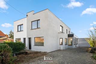 VOLLEDIG GERENOVEERDE WONING.In het centrum van Booischot, op wandelafstand van scholen, horeca, openbaar vervoer en het groendomein, vindt u deze...