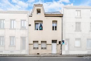 <p>We Invest Sud-Luxembourg presenteert u dit opbrengstpand met een uitstekend investeringspotentieel. Het ligt vlak bij het stadscentrum, alle winkels en op 5 minuten lopen van het station.</p>
<p></p>
<p>Dit pand is verdeeld over twee verdiepingen met elk een slaapkamer en een doucheruimte. Op de begane grond leidt een gemeenschappelijke hal naar de woonkamer en de kelders. Elke verdieping bestaat uit een lichte privéruimte met een eetkamer, een keukenhoek, een badkamer en een slaapkamer.</p>
<p></p>
<p>Deze indeling maakt het pand ideaal voor een woongemeenschap of een meergeneratiewoning.</p>
<p></p>
<p>Het huis beschikt ook over kelders in de kelderverdieping, die talrijke mogelijkheden bieden voor opslag of extra inrichting.</p>
<p></p>
<p>Een functioneel en veelzijdig pand, dat onmiddellijk potentieel biedt voor wie zijn huurinvestering wil optimaliseren!</p>
<p></p>
<p>Technische details: individuele water-, elektriciteits- en gasmeters voor elke verdieping, individuele verwarmingsketel voor elke verdieping, PVC-ramen met dubbele beglazing, EPC:E</p>
<p></p>
<p>Voor meer informatie of een bezichtiging:</p>
<p>📞 +32 (0)63 33 00 69 – 📧 sud.luxembourg@weinvest.be</p>
<br />
<p><i>Vertaald met DeepL.com (gratis versie)</i></p>