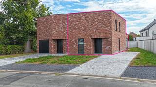 Bent u op zoek naar een kwalitatieve halfopen nieuwbouwwoning met een moderne uitstraling en een rustige, maar toch centrale ligging? Dan is deze woning aan de Steenstortstraat 4A in Koersel zeker een bezoek waard.<br /><br />Deze nieuwbouwwoning is rustig gelegen en toch bijzonder centraal, met scholen, winkels en openbaar vervoer op korte afstand. Dankzij de gunstige ligging combineert deze woning het comfort van een rustige woonomgeving met de praktische voordelen van een centrale locatie.<br /><br />De woning beschikt over 3 slaapkamers en werd afgewerkt met oog voor kwaliteit en detail. De keuken in een stijlvolle Japandi-look zorgt voor een warme en tijdloze uitstraling en sluit perfect aan bij de kwalitatieve afwerking van de woning.<br /><br />Op energetisch vlak voldoet deze woning aan de hedendaagse normen. Het EPB voorziet een maximum E-peil van E20. De woning wordt verwarmd via centrale verwarming op aardgas en beschikt bovendien over zonnepanelen, wat bijdraagt aan een energiezuinig en comfortabel woonklimaat.<br /><br />De vraagprijs van € 375.000 is als volgt samengesteld: € 100.000 voor de grondwaarde, waarop 12% registratierechten verschuldigd zijn, en € 275.000 voor de constructiewaarde, waarop 21% btw wordt aangerekend.<br /><br />Dankzij de kwalitatieve afwerking, de energiezuinigheid, de 3 slaapkamers en de centrale doch rustige ligging is deze woning ideaal voor wie op zoek is naar een instapklare nieuwbouwwoning.<br /><br />Pluspunten:<br />- Rustige én centrale ligging in Koersel<br />- Scholen, winkels en openbaar vervoer vlakbij<br />- 3 slaapkamers<br />- Kwalitatieve afwerking<br />- Stijlvolle keuken in Japandi-stijl<br />- Maximum E-peil E20<br />- Zonnepanelen aanwezig<br />- Instapklaar<br /><br />Maatregelen opgenomen in het Maatregelenregister: nee<br /><br />Bent u op zoek naar een kwalitatieve, energiezuinige nieuwbouwwoning met 3 slaapkamers op een rustige maar centrale locatie? Bel ons op 078/78.78.70, of kom gewoon binnen op ons kantoor, steeds welkom!