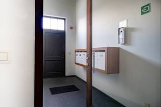 <div>
<p><strong>INSTAPKLAAR EN VEILIG GELEGEN APPARTEMENT IN HARTJE BRECHT</strong></p>
<p>Bent u op zoek naar een comfortabel, overzichtelijk én veilig appartement, waar alles binnen handbereik is? Dit instapklare appartement bevindt zich in het centrum van Brecht en biedt u alle gemak op wandelafstand, in een aangename en goed bereikbare omgeving.</p>
<p>Voor de deur vindt u ruime parkeergelegenheid, naast een ondergrondse en afgesloten parkeergarage. Dit zorgt niet alleen voor extra comfort, maar ook voor een veilig gevoel bij het parkeren en thuiskomen.</p>
<p>Dagelijkse voorzieningen zoals de bakker, slager, winkels, openbaar vervoer en gezellige restaurants liggen allemaal dichtbij. Ideaal voor wie zich vlot wil verplaatsen zonder afhankelijk te zijn van de wagen.</p>
<h3>Indeling</h3>
<p>U betreedt het appartement via een inkomhal (ca. 5 m²) met gastentoilet.<br />De lichtrijke leefruimte (ca. 30 m²) sluit aan op een open keuken (ca. 9 m²), voorzien van een keramische kookplaat, dampkap, koelkast en een dubbele spoelbak. Naast de keuken bevindt zich een praktische berging/wasplaats (ca. 3 m²).</p>
<p>Vanuit de leefruimte heeft u toegang tot een ruim en aangenaam terras van ca. 42 m² – een rustige en veilige plek om buiten te genieten.</p>
<p>Het appartement beschikt over twee slaapkamers (ca. 9 m² en 14 m²) en een badkamer (ca. 5 m²) met een comfortabele inloopdouche en een lavabo in meubel.</p>
<h3>Extra troeven</h3>
<p>In de ondergrondse parkeergarage bevindt zich een afgesloten garagebox. Deze is ruimer dan gemiddeld en zowel de garage als de parkeergarage zijn gemakkelijk toegankelijk en goed afgesloten.</p>
<p><strong>Kortom:</strong> een praktisch, comfortabel én veilig appartement op een centrale ligging – ideaal voor wie zorgeloos wil wonen, met alle voorzieningen dichtbij.</p>
</div>
<p></p>
<p><span> </span></p>