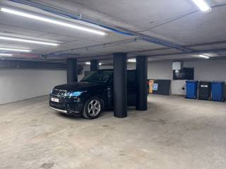 Bent u op zoek naar een autostaanplaats op een gegeerde locatie vlak bij het UZ Gent? Dan is dit zeker iets voor u!<br /><br />Deze ondergrondse parkeerplaats is vlot bereikbaar via de inrijpoort aan De Pintelaan 184.<br />De staanplaats bevindt zich in een ondergrondse parking onder een gebouw, wat zorgt voor een veilige en praktische parkeermogelijkheid.<br /><br />Voor meer informatie of een bezoek kunt u contact opnemen via elisa@ocvastgoed.be of 0468 45 65 26.<br /><br />Stedenbouwkundige inlichtingen: bouwvergunning, woongebied, voorkooprecht, geen gerechtelijke herstelmaatregel of bestuurlijke maatregel opgelegd.<br />Geen overstromingsgevoelig gebied. P-score = A, G-score = A, geen renovatieverplichting