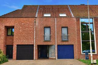 UNIEKE KANS – Polyvalent gebouw met 2 volwaardige wooneenheden!
Bent u op zoek naar een slimme investering of een ruime woning voor twee gezinnen (kangoeroewoning)? Dit veelzijdige pand combineert comfortabel wonen met interessante verhuurmogelijkheden, op een rustige en toch centrale ligging.
Het gebouw omvat twee afzonderlijke wooneenheden, elk met een eigen indeling en karakter.
Eenheid 1: geniet van aangenaam wonen met tuin en inpandige garage. De leefruimte en keuken geven uit op een private tuin – ideaal voor ontspanning – terwijl de eerste verdieping twee slaapkamers en een badkamer biedt.
Eenheid 2: ruim en licht, met leefruimte, keuken, salon en twee slaapkamers en badkamer op de eerste verdieping. Bovenaan bevindt zich een derde slaapkamer, perfect als master bedroom of bureauruimte.
Een ideale opportuniteit voor gezinnen of investeerders die comfort, en rendement zoeken.
Mis deze kans niet en plan uw bezoek via 09/336 16 15 of mail naar info@vastgoedunicum.be
Virtuele rondleiding?
https://youtube.com/shorts/oq5tkVFQT-M