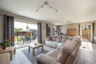 Vosselaar, je wil er wonen... en dan zeker in deze instapklare woning op een perceel van 393 m², rustig gelegen in een doodlopende straat. Epc:...