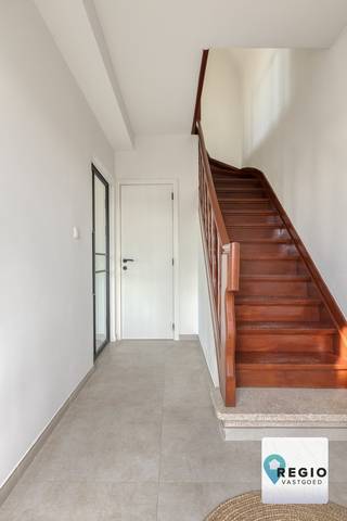 Indeling van de woning:Bij het betreden van deze charmante halfopen bebouwing kom je binnen in een ruime inkomhal die fungeert als het centrale...