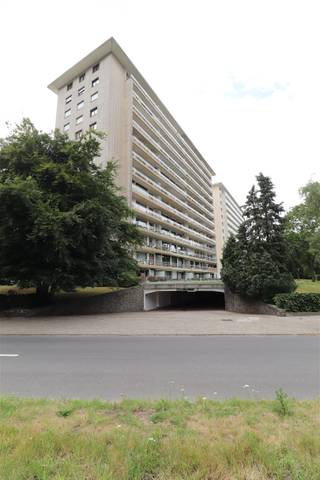 Ce garage box fermé avec portail basculant manuel est accessible par la Fruithoflaan à Berchem. Idéal pour ceux qui cherchent un endroit sûr...