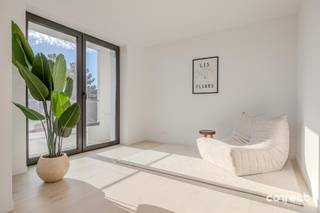 <p><span>Uitzonderlijke penthouse op topligging.</span></p><p><span> </span></p><p><span>Deze luxueus gerenoveerde penthouse bevindt zich in een kleinschalige residentie (Isabella) op Christus-Koning, nabij de Buffelburg. </span></p><p><span> </span></p><p><span>Indeling als volgt: de lift komt toe in de hal van het penthouse (of u neemt de trap), vervolgens is er een woon en slaapgedeelte. </span></p><p><span> </span></p><p><span>Het woongedeelte beschikt over een ruime woonkamer met open keuken (nog te installeren naar keuze), ruime berging, een zithoek, een eetplaats, een bureel en een lounge. </span></p><p><span> </span></p><p><span>Het slaapgedeelte beschikt over 3 ruime slaapkamers, en 2 badkamers. De grootste slaapkamer is voorzien van een eigen badkamer (douche, wastafel en toilet), terras en maatkasten. </span></p><p><span> </span></p><p><span>Het appartement is voorzien van de modernste technieken; een warmtepompsysteem, vloerverwarming met koeling, ventilatiesysteem etc. </span></p><p><span> </span></p><p><span>Over de gehele lijn werd gekozen voor de beste materialen o.a parketvloer, maatkasten, domoticasysteem en zoveel meer. </span></p><p><span> </span></p><p><span>De residentie beschikt over een lift.</span></p><p><span> </span></p><p><span>Een garagebox of autostaanplaats is eventueel aan te kopen, evenals een ondergrondse berging. </span></p><p><span> </span></p><p><span>Contacteer ons voor een bezoek ter plaatse op het nr. 0492 08 08 08</span></p><p><span> </span></p><p><span>Vanaf heden kunt u gebruik maken van onze online schattingstool. </span></p><p><span> </span></p><p><span> https://www.correctvastgoed.be/schatting</span></p><p><span> </span></p>