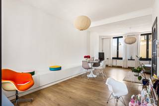 <p>Op zoek naar een woning die praktisch wonen combineert met een warme, huiselijke sfeer? Dan is deze charmante woning aan de Dichtersstraat 54 in Wilrijk zeker een bezoek waard. Achter de gevel schuilt een verrassend ruime woning met een logische indeling, veel mogelijkheden en alle troeven voor comfortabel wonen.</p>
<p>Bij het binnenkomen op het gelijkvloers wordt u verwelkomd door een ruime garage, ideaal voor uw wagen, fietsen of extra bergruimte. Verder bevindt zich hier een apart toilet en een gezellige, onderhoudsvriendelijke koer waar u in alle rust kunt genieten van een kop koffie in de ochtend, een zomerse barbecue of een ontspannen avond in de buitenlucht.</p>
<p>Op de eerste verdieping vormt de lichtrijke leefruimte het warme hart van de woning. Dankzij de aangename lichtinval ontstaat hier een gezellige sfeer waar u zich meteen thuis voelt. Aansluitend bevindt zich de keuken, praktisch ingericht en met alle ruimte om heerlijke maaltijden te bereiden en gezellige momenten met familie en vrienden te beleven.</p>
<p>De tweede verdieping beschikt over twee volwaardige slaapkamers die perfect dienst kunnen doen als master bedroom, kinderkamer, bureau of hobbyruimte. De badkamer vervolledigt deze verdieping en biedt alle comfort voor het dagelijkse gezinsleven.</p>
<p>Deze woning is de ideale keuze voor starters, koppels of kleine gezinnen die op zoek zijn naar een instapklare woning met garage en buitenruimte op een centrale ligging in Wilrijk. Winkels, scholen, openbaar vervoer en belangrijke invalswegen bevinden zich op korte afstand, waardoor u geniet van een uitstekende bereikbaarheid zonder in te boeten aan wooncomfort.<br /><br /><br />Troeven:<br /><br />- AREI is conform<br />- Garage<br />- Instapklaar<br /><br />Laat u verrassen door de ruimte, de gezelligheid en de mogelijkheden die achter deze gevel schuilgaan.<br /><br />Alle attesten zijn te vinden op www.jamar.immo.<br /><br />Wg, Vg, Gvkr, Gmo, Gvv, geen WORG</p>