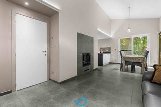 In de rustige Kriekstraat in Voormezele, verscholen in het groen, bevindt zich deze recente en bijzonder charmante woning. Een plek waar je helemaal tot rust komt, omgeven door natuur en stilte, terwijl het bruisende centrum van Ieper met winkels, scholen en openbaar vervoer zich op korte afstand bevindt.<br /><br />De woning dateert van 2014 en werd steeds met de grootste zorg onderhouden. Bij het binnenkomen word je verwelkomd in de inkomhal met een apart gastentoilet en een technische ruimte. Van daaruit kom je in de warme en lichtrijke leefruimte, waar grote raampartijen zorgen voor een prachtig zicht op de omliggende natuur. Hier geniet je elke dag van een echt vakantiegevoel. De open keuken is volledig ingericht en sluit aan op een praktische berging, ideaal voor extra opslagruimte.<br /><br />Op de verdieping bevinden zich twee ruime slaapkamers en een nette badkamer uitgerust met een douche en lavabomeubel. Buiten is het aangenaam vertoeven in de onderhoudsvriendelijke tuin met tuinhuis. Daarnaast is er een praktische oprit aanwezig. De woning werd de afgelopen vijf jaar succesvol uitgebaat als vakantiewoning en biedt ook vandaag tal van mogelijkheden, zowel als investering als voor eigen gebruik als weekend- of vakantieverblijf.<br /><br />Droom je van een rustige thuis midden in het groen om even te ontsnappen aan de dagelijkse drukte? Of ben je op zoek naar een instapklare vakantiewoning op een uitstekende locatie? Dan is dit een opportuniteit die je niet mag missen. Neem vandaag nog contact met ons op en ontdek deze unieke woning tijdens een vrijblijvend bezoek.