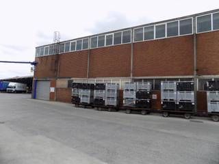 Loods van 3000m², uitermate geschikt als logistiek centrum bestaande uit een stapelruimte van 3000m² toegankelijk via diverse poorten, loskades, mooie vrije hoogte en burelen. Mogelijkheid om de naastliggende unit van 3000m² bij te huren. Vlotte toegankelijkheid ten opzichte van de autosnelweg.<br /><br />Voor meer info: J. Clicque 0479/27 71 92