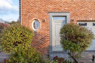 Recente, instapklare woning in tijdloze pastorijstijl met o.a. 3 tot 4 slaapkamers, inpandige garage en private, gezellige natuurtuin op het...