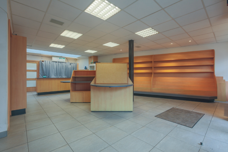 Handelshuis : winkel +/-  50m² , 3 slaapkamers, ruime  leefruimtes,groot terras... - foto 5