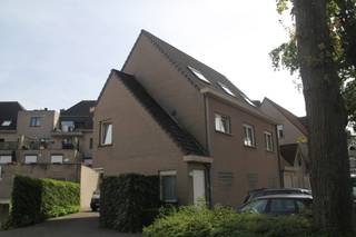 Rustig doch centraal gelegen duplex appartement op de 1ste verdieping met 3 slaapkamers en garageGELIJKVLOERS:- private inkomhal- garage (bereikbaar...