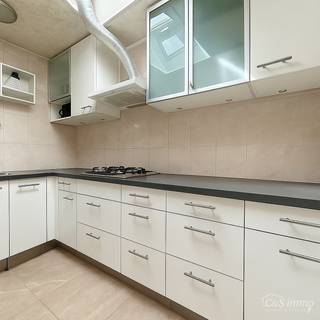 In een kalm en aangenaam straatje vlak bij de levendige Bredabaan bevindt zich deze charmante woning met drie slaapkamers. De woning biedt een praktische indeling en is ideaal voor starters, jonge gezinnen of investeerders.<br />Op het gelijkvloers vind je een inkomhal, een gezellige leefruimte met tegelvloer, en een functionele keuken uitgerust met een gasvuur. De badkamer beschikt over een lavabo, douche en aansluiting voor een wasmachine.<br />De tweede verdieping telt twee volwaardige slaapkamers en daarboven bevindt zich nog een ruime zolderkamer die dienst kan doen als derde slaapkamer, bureau of hobbyruimte.<br />De woning beschikt verder over een droge kelder, ideaal voor extra opslagruimte.<br />Een instapklare woning op een uitstekende locatie — mis deze kans niet!