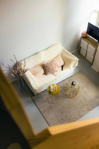 <p><strong>Lichtrijke studentenkamer met eigen badkamer.</strong></p><p>Deze gezellige ruimte van 32 m² is perfect ingericht als uitvalsbasis voor studenten. Met 4 meter hoge plafonds en grote ramen geniet je van een open en lichte sfeer. Het kot beschikt over een eigen badkamer met inloopdouche, toilet en lavabo, en een dubbel bed op een mezzanine voor extra comfort. Daarnaast is het volledig uitgerust met een koelkast, kledingkast en bureau, zodat je alles bij de hand hebt.</p><p>De huurprijs bedraagt €590, met bijkomende kosten van €205. Gelegen aan de Rue de l'Université zit je midden in het hart van de stad, met universiteiten, hogescholen, het treinstation, trendy bars en restaurants, fitnesscentra en zelfs de Universiteitscampus letterlijk voor de deur.</p><p>Voor meer informatie kun je ons bereiken via +32 4 250 04 88. Onze vertegenwoordigers helpen je graag verder.</p><p>Let op: dit kot is uitsluitend beschikbaar voor studenten!</p>