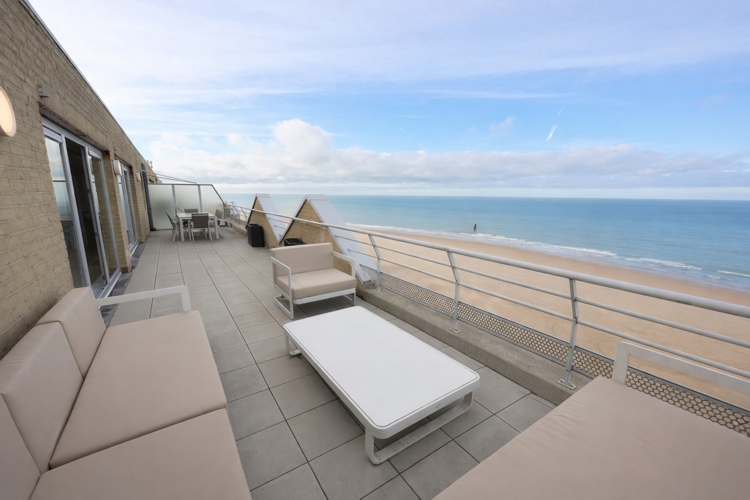 Exclusieve duplex-penthouse met 3 slaapkamers en frontaal zeezicht te Oostende ! - foto 2