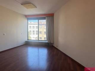 <p><span>Studio gelegen aan 'De Wilde zee', Antwerpen centrum!</span></p><p><span>Interesse? Stuur een mail naar </span><span>vv@clissenimmo.be.</span></p><p><span>Openbaar vervoer en winkels op wandel afstand. We hebben momenteel 2 studio's te huur binnen dit gebouw S35 en S21, beide studio's hebben een gelijkaardige indeling.</span></p><p><span>Indeling studio: inkomhal met ingemaakte kasten, open keuken voorzien van toestellen (keramische kookplaat - oven - koelkast), leefruimte en badkamer voorzien van douche, toilet en meubel. Geen afzonderlijke slaapkamer, S35 heeft een aansluiting voor wasmachine.</span></p><p><span>Algemene onkosten: studio €125/maand voor verwarming, water en gemeenschappelijk delen. Elektriciteit dient zelf betaald te worden.</span></p><p><span>Geschikt voor 1 persoon, geen grote huisdieren, drie maanden huurwaarborg. </span></p><p><span>Beschikbaar per 1-9-2026 - EPC S35 162 Kwh/m² - EPC S21 401kWh/m².</span></p>