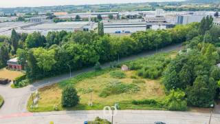 Ben jij op zoek naar een interessante projectgrond in het centrum van Oudenaarde? Gevonden!<br /><br />Deze ruime bouwgrond van meer dan 1.800 m² is gelegen in de Gentstraat en biedt heel wat potentieel voor wie op zoek is naar een project of ontwikkeling op een centrale en vlot bereikbare locatie. Dankzij de ligging vlakbij het stadscentrum, winkels, scholen en belangrijke invalswegen combineert dit perceel een strategische positie met een sterke toekomstwaarde.<br /><br />Een ideale opportuniteit voor wie wil investeren of bouwen in een goed gelegen en gevestigde omgeving.<br /><br />Lijkt dit perceel wel iets voor jouw project? Aarzel dan zeker niet en contacteer ons vandaag nog voor meer informatie!