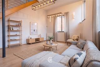 <p>Op zoek naar een unieke woon- of werkplek met karakter? <br />Gelegen in een voormalige brouwerij die in 2005 werd omgevormd tot industriële lofts, ademt deze eigendom authenticiteit en charme.</p><p><br />De loft beschikt over een open en lichtrijke leefruimte, waar hoge plafonds en grote raampartijen zorgen voor een aangename woon - of werkomgeving.                                                       Verder omvat het pand een uitgeruste keuken, douchekamer met toilet en een slaapkamer. <br />Tot voor kort werd deze eigendom gebruikt als kantoor, wat aantoont dat dit pand zich perfect leent voor zowel residentieel als professioneel gebruik.<br />Dankzij de doordachte indeling en de open structuur biedt deze loft tal van mogelijkheden.</p><p>De ligging te Remparden in Oudenaarde, vormt een absolute troef. U geniet hier van een vlotte bereikbaarheid en bevindt zich op korte afstand van het centrum met winkels, horeca, scholen en openbaar vervoer binnen handbereik.</p><p>Laat u verrassen door de ruimte en mogelijkheden van deze unieke loft en ontdek het potentieel zelf tijdens een bezoek ter plaatse.</p>
