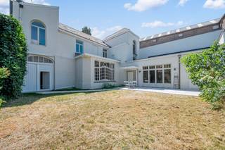 <strong>Exclusief gerenoveerd landhuis met authentieke kasteel allures op ca. 1.000 m² – een verborgen parel in het hart van de stad. Dit was de familiewoning van de bekende familie Wilford. Het<br />koetshuis met zijn apart kadasternummer kan een aparte entiteit worden, mits de nodige vergunningen.</strong><br /><br /><span><span>Achter een lange, statige oprijlaan en omgeven door een prachtig aangelegde tuin, ontvouwt zich deze ZEER uitzonderlijke eigendom <br />Gelegen midden in het centrum, maar met een ongeëvenaarde rust en volledige privacy, biedt dit exclusieve landhuis een unieke combinatie van grandeur, karakter en hedendaags wooncomfort.<br />Bij het betreden van de woning wordt u verwelkomd in een indrukwekkende inkomhal, waar de majestueuze trap en de prachtige authentieke glas-in-loodramen onmiddellijk de aandacht trekken en de toon zetten voor de rest van deze bijzondere eigendom.<br /><strong>Links</strong> bevindt zich een stijlvolle ontvangstruimte van circa <strong>50 m²</strong>, afgewerkt met een originele art-decoschouw, authentieke wandpanelen en een karaktervolle klok. Deze veelzijdige ruimte leent zich perfect als luxueus kantoor, ontvangstsalon, tweede leefruimte of praktijkruimte.<br />Aan de <strong>rechterzijde </strong>bevindt zich een sfeervolle bibliotheekkamer, die naadloos overgaat in een adembenemende leefruimte met prachtig marmeren authentieke  schouw, prachtig  raampartij ( raam is kunstwerk op zich) met  schitterend uitzicht op de tuin.<br />De  volledig ingerichte leefkeuken in landelijke stijl geniet eveneens van een prachtig tuinzicht. Aansluitend bevinden zich  een ruime was- en bergplaats.<br />Naast de woning bevindt zich het voormalige <strong>koetshuis met eigen kadasternummer </strong>, een karaktervol bijgebouw dat tal van mogelijkheden biedt. <strong>Mits de nodige vergunningen kan dit worden omgevormd tot een gastenverblijf, kangoeroewoning</strong>, praktijkruimte, kantooruimte of een volledig afzonderlijke woonentiteit!<br /><strong>Eerste verdieping</strong></span></span>
<ul>
	<li><span><span>vijf  ruime slaapkamers elk met een bijzondere sfeer </span></span></li>
	<li><span><span>twee stijlvolle knappe  badkamers ( 1 met douche en 1 met ligbad en douche, moderne badmeubel )</span></span></li>
	<li><span><span>een overvloed aan bergkasten en linnenkamer </span></span></li>
</ul>
<span><span><strong>Tweede verdieping</strong><br />De imposante zolderverdieping biedt uitzonderlijk veel potentieel. Dankzij de royale oppervlakte en de prachtige dakconstructie kan deze zonder moeite worden ingericht als meerdere extra slaapkamers, een luxueuze master suite, hobbyruimte, fitness, wellness, atelier of polyvalente leefruimte.</span><br /><br /><span><em><strong>Deze exclusieve residentie combineert historische charme, hoogwaardige renovaties en een uitzonderlijke ligging op een manier die zelden op de markt komt. Een eigendom met een bijzondere  uitstraling, waar authenticiteit, elegantie en hedendaags comfort elkaar perfect aanvullen en waar elke ruimte een gevoel van klasse en exclusiviteit uitstraalt.</strong></em></span></span><br />EPC 186  ELEK CONFORM<br />BEWOONBARE OPPERVLAKTE BIJNA 500M2 !!<br /><br />60 tal foto s te bekijken op www.immo-service.be 