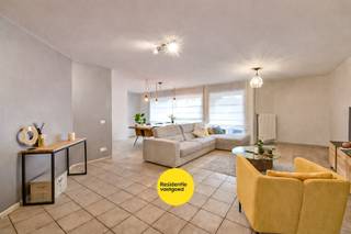 Zeer ruim en lichtrijk duplex appartement gelegen in het centrum van Gistel op wandelafstand van alle winkels, scholen en openbaar vervoer...