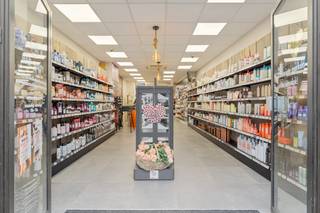 Indeling;Het pand is momenteel verhuurd aan een handelszaak in haarproduchten. Iedeaal als investering! Op het gelijkvloers vinden we 116...