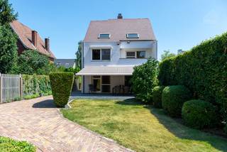 Op een mooi perceel van 659 m² bevindt zich deze uitzonderlijk ruime en instapklare gezinswoning met een bewoonbare oppervlakte van maar liefst 226 m².<br /><br />Bij het betreden van de woning komt u in een ruime inkomhal die toegang geeft tot de lichtrijke leefruimte. De recent vernieuwde keuken is volledig uitgerust en vormt samen met de gezellige woon- en eetkamer het hart van de woning.<br /><br />Op het gelijkvloers bevinden zich bovendien een gastentoilet en een praktische wasplaats met ingemaakte kasten.<br /><br />Verder beschikt de woning over maar liefst vijf volwaardige slaapkamers, waardoor er tal van mogelijkheden zijn voor thuiswerk, hobbyruimte, speelkamer of fitness.<br />Op de eerste verdieping vinden we 3 ruime slaapkamers terug, waarvan één voorzien van ingebouwde kasten en terras. Deze verdieping biedt ook een bureauruimte en badkamer.<br />De stijlvolle badkamer werd recent vernieuwd en is voorzien van een inloopdouche, toilet en wastafel met dubbele lavabo.<br /><br />Via de trap in de nachthal is ook de tweede verdieping bereikbaar waar nog 2 slaapkamers (22,5m² en 30m²) terug te vinden zijn. Beide genieten van extra bergruimte.<br /><br />Ook is de woning voorzien van een ruime, droge kelder.<br /><br />Achteraan geniet u van een mooi aangelegde, zonnige tuin waar u in alle privacy kunt ontspannen. De tuin grenst aan een groene omgeving met uitzicht op achterliggende landbouwgrond.<br /><br />Een extra troef is de rustige zandweg achter het perceel, die een veilige en autoluwe verbinding vormt naar het dorpscentrum. Kinderen fietsen hierdoor vlot en veilig naar school, terwijl ook winkels, horeca en andere voorzieningen gemakkelijk bereikbaar zijn. Ook het op- en afrittencomplex E313 is vlot bereikbaar waardoor u in een mum van tijd richting Antwerpen, Hasselt of Luik rijdt. Zo combineert u een rustige woonomgeving met een uitstekende verbinding voor woon-werkverkeer.<br /><br />Verder is deze woning voorzien van een carport en een ruime garage met werkplaats (50 m²). Deze ruimte is perfect geschikt voor zelfstandigen, doe-het-zelvers, verzamelaars of wie extra opslagruimte wenst.<br /><br /><strong>Troeven </strong>
<ul>
<li><span>5 slaapkamers </span></li>
<li><span>Energiezuinig met EPC-label B oa. door </span>hoogrendementsbeglazing en 18 zonnepanelen met groenestroomcertificaten tot 2032<span> </span></li>
<li><span>Grote garage met werkplaats (ca. 50 m²) </span></li>
<li><span>Zonnige en onderhoudsvriendelijke tuin </span></li>
<li><span>Rustige zandweg achter het perceel met veilige fietsverbinding naar het centrum </span></li>
</ul>
<br /><strong>Interesse? </strong>Neem snel contact met ons op voor meer informatie of een bezoek ter plaatse: info@sublimmo.be of 014 84 83 69.<br />