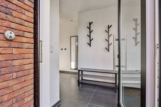 Een bezoek kan enkel telefonisch ingepland worden op het nummer 0496 07 89 48.Wij zijn verheugd u deze tijdloze, moderne en ruime woning te mogen...