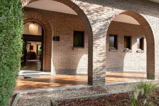 In de www.hugoverriestlaan80.be (url kopiëren en plakken indien doorklikken niet lukt) in Gullegem stellen we jou graag deze te renoveren gelijkvloerse woning voor. Met een bruikbare vloeroppervlakte van 210 m² heb je hier een ruime living, leefkeuken, 4 slaapkamers, badkamer, berging en een dubbele garage. De zolder biedt potentieel indien je meer ruimte nodig hebt en rondom heb je het nodige groen. De ligging is ideaal als je bv. een praktijkruimte nodig hebt. Je hebt visibiliteit en vooraan is er parking genoeg. Maar ook als gezin woon je hier centraal en goed bereikbaar. Het renoveren kan in verschillende fases en een kruipkelder zorgt dat je met leidingen gemakkelijk weg kunt.<br /><br />HOMERUN: Op zaterdag 10 oktober ben je van harte welkom op de Homerun van deze woning. Via www.hugoverriestlaan80.be kan je een afspraak inplannen. Eveneens via de website verneem je veel meer, zoals een uitgebreide omschrijving, foto's, 360° rondgang, documenten, … <br /><br />KICK-OFF PRIJS: De vermelde prijs is een Kick-Off prijs waarop een eenmalig bod kan uitgebracht worden (zowel boven als onder de Kick-Off prijs). Dankzij het kwaliteitslabel van Henry Houser ben je zeker dat de biedingen correct verlopen zonder dat er een opbodspel gehouden wordt! <br /> <br />EXTRA BEZOEK: Mocht je op 10/10 niet vrij zijn, geef dan gerust een belletje om een afspraak in te plannen op een ander moment. <br /><br />Groeten, Hendrik van Henry Houser