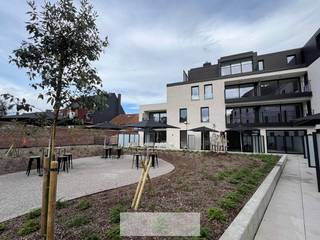 <strong>BEZOEK ONZE MODELAPPARTEMENTEN - 6% BTW MOGELIJK</strong><br /><br />2-slaapkamerappartement in nieuwbouwproject in het centrum van Zwevegem<br /><br />De lichtrijke appartementen worden afgewerkt met de meest kwalitatieve en duurzame materialen. <br /><br />Indeling: inkomhal, toilet, berging, lichtrijke leefruimte met open keuken, 2 slaapkamers en een badkamer.<br /><br />De zonnige terrassen hebben prachtig uitzicht op de Sint-Amanduskerk en de groene binnentuin. <br /><br />Mogelijkheid tot de aankoop van een ondergrondse parkeerplaats, garagebox en berging. <br /><br />Tevens is er een gemeenschappelijke fietsenberging voorzien in het gebouw. <br /><br />Bent u benieuwd? Wacht niet en mail ons op <strong>verkoop@groepthiers.be</strong> of bel <strong>0499/11 77 66 - 056 21 61 6</strong>
