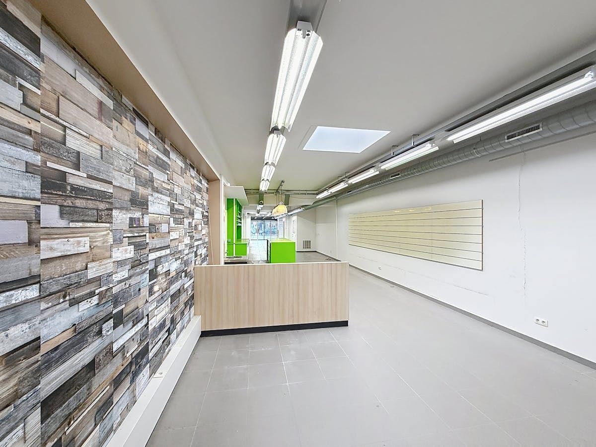 Handelsgelijkvloers in hartje De Panne te huur. - foto 4