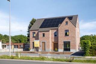 Vraagprijs: € 485.000 excl. 21% BTW <br /><br />=> Ligging<br />- De Grote Baan in Ellikom (deelgemeente van Oudsbergen) bevindt zich langs de N73, een belangrijke verbindingsweg tussen Bree, Peer en Bocholt. Deze centrale ligging biedt vlotte bereikbaarheid naar omliggende steden en voorzieningen.<br /><br />=> Indeling<br />- Inkomhal <br />- Apart gastentoilet<br />- Leefruimte met open keuken<br />- Bureau<br />- Bergruimte<br /><br />=> Verdieping<br />- Nachthal<br />- Apart toilet<br />- Drie slaapkamers<br />- Twee badkamers<br /><br />=> Zolder<br />- Zolderruimte<br />- Technische ruimte<br /><br />=> Comfort<br />- Warmtepomp (lucht-water) via vloerverwarming<br />- Aluminium (steel-look) ramen met driedubbele beglazing<br />- Zonnepanelen (4600 WP - 10 panelen)<br />- Ventilatiesysteem D<br />- Domotica aanwezig<br />- Regenwaterput van 10.000 liter met recuperatie toiletten en buitenkraan<br /><br />=> Meerwerken:<br />- Carport<br />- Afwerking zolder met gyproc<br />- Alarmsysteem<br />- Tuinaanleg<br />- Bestrating