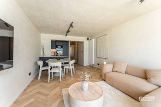 Op een absolute toplocatie aan de Zeedijk van Blankenberge bevindt zich dit uitzonderlijk stijlvolle appartement, dat in 2026 een totaalrenovatie onderging. Bij de renovatie werd gekozen voor hoogwaardige materialen en een verfijnde afwerking wat resulteert in een instapklaar appartement met een luxueuze uitstraling.<br /><br />Gelegen op de 4de verdieping geniet u dankzij de glazen balustrades van een panoramisch zeezicht en een maximale lichtinval in de leefruimte. De stijlvolle woonkamer sluit aan op de volledig uitgeruste open keuken, voorzien van alle comfort, waaronder een Quooker-kraan, een wijnkoelkast en kwalitatieve inbouwtoestellen.<br /><br />Doorheen het volledige appartement werd een elegant visgraatparket geplaatst, terwijl de muren werden afgewerkt met een exclusieve schildertechniek. Daarnaast werd het appartement uitgerust met een geïntegreerd SONOS-surroundsysteem, waardoor u in elke ruimte geniet van een optimale geluidservaring.<br /><br />Verder beschikt het appartement over een praktische berging met aansluiting voor een wasmachine en droogkast. Aan de achterzijde bevinden zich twee volwaardige slaapkamers, die beide toegang geven tot het achterliggende balkon waar ook extra berging is voorzien.<br /><br />Ook de residentie zelf verkeert in uitstekende staat. De voorbije jaren werden alle belangrijke gemeenschappelijke investeringen reeds uitgevoerd, waaronder een nieuwe lift, de vernieuwing van de gevel en recente dakwerken. Hierdoor geniet u niet alleen van een luxueus appartement, maar ook van een zorgeloze investering.<br /><br />Bent u op zoek naar een exclusief afgewerkt appartement met een unieke ligging aan zee, waar luxe, comfort en kwaliteit samenkomen? Dan is dit uitzonderlijke pand zonder twijfel een bezoek waard.<br /><br />