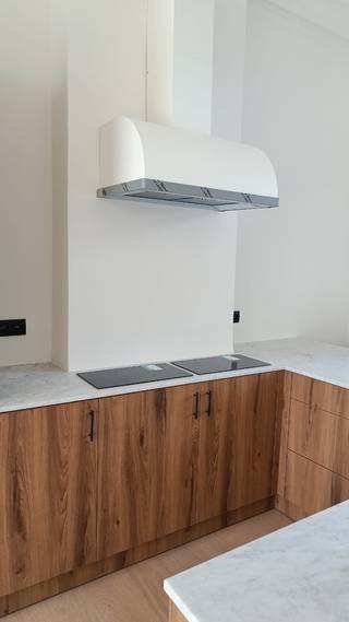 Dit aangenaam gelegen, recent compleet gerenoveerd, instap klaar appartement vindt zijn “thuishaven" in de Peter Benoitstraat DE art nouveau...