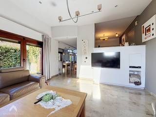 <p>Ruime en karaktervolle vrijstaande woning op een mooi perceel nabij de dorpskern, met een royale inkomhal met vestiaire en gastentoilet. De centrale hal leidt naar de aangename leefruimte met zithoek, eethoek en veranda, ingericht als gezellige aperitiefhoek. De open keuken, voorzien van alle comfort, sluit hier mooi op aan en biedt toegang tot het terras.</p>
<p>Op het tussenniveau bevinden zich een was- en bergruimte met tweede toilet, een slaapkamer die momenteel als bureau wordt gebruikt, een badkamer met dubbele lavabo en douche en een aparte speelruimte. Via de hal bereikt u de ruime kelder van ca. 90 m² (dienend als atelier - tuinhuis – berging), aangevuld met een verdere onderkeldering. Op de verdieping bevinden zich de nachthal, 3 ruime slaapkamers, waarvan één met een slaapgedeelte op de mezzanine. De ruime tuin beschikt over een volledig ingericht bijhuis met woonmogelijkheden of als kantoorruimte.</p>
<p>Extra troeven:</p>
<ul>
<li>Gunstig EPC</li>
<li>40 zonnepanelen (nog 4 jaar opbrengsten)</li>
<li>Airco in het bijhuis</li>
<li>Rolluiken in de hoofdwoning</li>
<li>Bijhuis met verschillende mogelijkheden (Kantoor, kangoeroewoning, B&B, Airbnb, bijberoep…)</li>
<li>4 slaapkamers</li>
<li>Inbouwkasten</li>
<li>Kelder van ca. 70 m² + onderkeldering</li>
<li>Ruime tuin en terras</li>
<li>Vrijstaande woning op ruim perceel</li>
<li>Oprit voor meerdere wagens of mobilhome</li>
</ul>
<p>Deze woning is te koop ZONDER makelaar via het concept van Smart Houses! Wenst u verdere inlichtingen of een bezoek? Contacteer rechtstreeks de eigenaar via +32496125019</p>