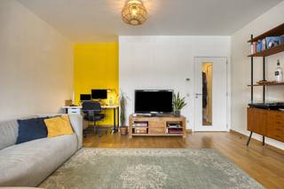 Appartement lumineux de 88 m² situé dans un immeuble à Schaerbeek, à quelques pas du site de Tour &amp; Taxis. L'appartement est situé au 1er étage et dispose d'une agréable terrasse orientée sud-est avec une vue panoramique sur le parc Gaucheret et l'aire de jeux. Les deux chambres à coucher à part entière d'environ 11 m² et 14 m², ainsi que l'espace de stationnement souterrain, constituent des avantages importants de cet appartement.L'appartement est divisé comme suit : - hall d'entrée- toilettes séparées- salon avec cuisine semi-ouverte et terrasse attenante (+-6m²)- cuisine avec four, cuisinière, réfrigérateur encastré avec congélateur et hotte- débarras avec chaudière à gaz individuelle- deux chambres (11 m² et 14 m²)- salle de bain avec baignoire, double vasque et raccordement pour machine à laver- terrasse (+- 6m²) orientée sud-est avec une agréable vue dégagée- emplacement n°29 au -2 (pour 25 000,00 EUR, non inclus dans le prix et obligatoire à l'achat)- sous-sol n°96 au -1Prix demandé: 259 000,00 EUR + 25 000,00 EUR (place de parking = obligatoire) L'appartement dispose d'un certificat EPC (C+) très favorable, de sorte que cet appartement répond déjà aux normes énergétiques 2045.Vous souhaitez visiter cet appartement ? Faites une demande via www.dewaele.com ou Danielle Kaluza au 0491 27 21 88.