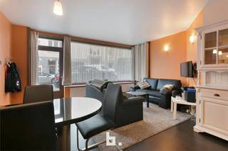Instapklaar gelijkvloers appartement vlak tegen de zeedijk te Oostende (Mariakerke) met inkom, ruime living met open keuken, badkamler...