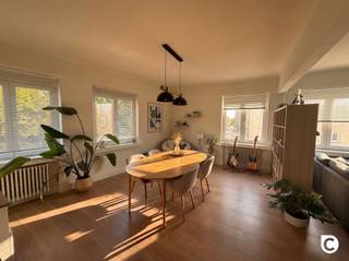 <p><span>Prachtig hoekappartement met 2 slaapkamers, terras en kelder op toplocatie!</span></p><p><span>Dit appartement heeft een zeer aangename en centrale ligging met diverse scholen, winkels, parken en sportfaciliteiten op wandelafstand. Ook het openbaar vervoer en de belangrijke invalswegen zijn makkelijk bereikbaar. </span></p><p><span>Het is gelegen op de eerste verdieping van een kleinschalig gebouw en geniet volgende indeling:</span></p><p><span> </span></p><p><span>Inkomhal &amp; toilet</span></p><p><span>U betreedt het appartement via de inkomhal die voorzien is van een veiligheidsdeur, parlofoon en ingemaakte vestiairekasten. </span></p><p><span>Ook het aparte toilet is hier ondergebracht, inclusief inbouwspots en natuurlijke ventilatie.</span></p><p><span> </span></p><p><span>Leefruimte &amp; keuken</span></p><p><span>De leefruimte op parket geniet van veel natuurlijke lichtinval dankzij de vele raampartijen en de hoekligging. In de leefruimte is er nog een extra opbergruimte voorzien waar er plaats is voor een wasmachine.</span></p><p><span>De keuken op keramische tegelvloer is uitgerust met een oven, koelkast, vriezer, elektrisch kookvuur, dampkap en afwasmachine. De elektrische toestellen zijn van het merk Smeg.</span></p><p><span> </span></p><p><span>Slaapkamers en badkamer </span></p><p><span>De ruime slaapkamers (13m² &amp; 14m²), eveneens op parketvloer, genieten van natuurlijk licht en beschikken beiden over een TV aansluiting. De tweede slaapkamer biedt toegang tot het overdekte terras via een schuifraam.</span></p><p><span>De badkamer is uitgerust met een inloopdouche, dubbele lavabo met spiegelkast en een mechanische ventilatie. Net zoals in de slaapkamers zijn inbouwspots reeds voorzien. </span></p><p><span> </span></p><p><span>Terras, kelder &amp; fietsenstalling</span></p><p><span>Het overdekte terras geniet veel privacy en omvat een lichtpunt en ook een extra bergruimte.</span></p><p><span>Bij het appartement behoort een praktische, droge en privatieve kelder. Bovendien is er ook een gemeenschappelijke fietsenberging voorzien die makkelijk bereikbaar is via de straatkant. </span></p><p><span> </span></p><p><span>Huurprijs, kosten &amp; beschikbaarheid</span></p><p><span>Huurprijs: €1025/maand</span></p><p><span>Provisiekosten €150/maand (provisie CV en water + onderhoud gemeenschap). </span></p><p><span>Beschikbaar: 01/12/2026</span></p><p><span> </span></p><p><span>Extra troeven</span></p><p><span>- Vliegenramen aanwezig</span></p><p><span>- Gemeenschappelijke fietsenberging</span></p><p><span>- Mobiscore 9,4/1</span></p><p><span> </span></p>