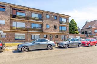 <strong>Instapklaar 2-slaapkamer appartement met terras.</strong><br /><br />Dit uiterst verzorgde appartement in een rustige buurt in Burcht biedt een fantastische basis. Met een gunstige EPC-score en een conform gekeurde elektrische installatie bent u zeker van een veilige en energiezuinige start. De keuken en badkamer zijn netjes en functioneel, wat het pand onmiddellijk instapklaar maakt. Op termijn bieden deze ruimtes u de perfecte kans om ze volledig naar uw eigen smaak te moderniseren!<br /><br /><strong>Indeling:</strong><br />Dit appartement, gelegen op de eerste verdieping van een charmante en kleinschalige residentie.<br />De centrale inkomhal leidt u naadloos naar de <strong>lichtrijke leefruimte</strong> van maar liefst 36m². Aansluitend vindt u de <strong>volledig uitgeruste keuken</strong>.<br />Aan de rustige achterzijde van het gebouw bevinden zich de <strong>twee ruime slaapkamers </strong>(14 m² en 11 m²), wat een optimale nachtrust garandeert. Vanuit één van deze kamers wandelt u bovendien zo het aangename terras op. De <strong>praktische badkamer</strong> is ingericht met zowel een ligbad als een aparte douche. Een apart toilet en een inpandige bergruimte maken het plaatje helemaal af.<br /><br /><strong>Bijzonderheden:</strong><br />EPC label <strong>B</strong>;<br />Maandelijkse kosten: ca. €83,30,- (Beheer, blokpolis, verbruik/onderhoud algemene delen en provisie water).<br /><br /><strong>Ligging:</strong><br />Ideaal gelegen in een <strong>rustige, residentiële buurt</strong> met een vlotte verbinding naar grote invalswegen (E17/E34) en de P+R tramverbinding naar Antwerpen. Op wandel- of fietsafstand bevinden zich lokale groene zones, scholen, winkels en sportaangelegenheden.
