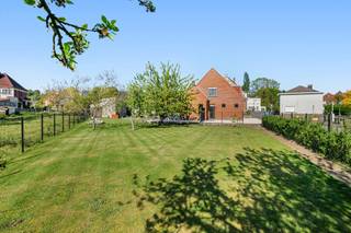 Rustig gelegen gezinswoning met ruime tuin en terras, aan de voet van de Kluisberg, in een groene en landelijke omgeving met vlotte...