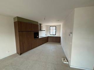 Nieuwbouwappartement op de eerste verdieping met 2 slaapkamers ! <br /><br />Indeling : Inkomhal , apart toilet , 2 slaapkamers , badkamer met inloopdouche , woonkamer met open keuken , berging met aansluiting voor wasmachine en droogkast, terras . <br />2 autostaanplaatsen + een ruime berging zijn voorzien en inbegrepen in de prijs . <br /><br />Appartement voorzien van vloerverwarming en koeling , 5 zonnepanelen .<br />Kabel voorzien dat elektrisch laden van een auto mogelijk maakt. <br /><br />Geen lift . <br /><br />EPB in opmaak . <br /><br />Huur 900 euro + 30 euro gemeenschappelijke kosten. <br /><br />Het appartement wordt ondertussen nog verder afgewerkt en geschilderd .