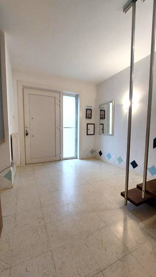 Deze ruime bel-étage woning is centraal gelegen te Bredene Dorp, direct nabij openbaar vervoer,<br />winkels &amp; scholen en op wandel afstand van het centrum en strand ( 2km ) <br /><br />Zeer lichtrijk woning met grote ruimtes met een heerlijke zuid gerichte tuin met terras <br />+ een extra ruim zonneterras op de 1e verdieping met trap naar de tuin. <br /><br />Perceeloppervlakte van 146m² en bewoonbare oppervlakte van 184m²<br /><br />Voorzien van een ruime inkomhal met vestiairekast, apart toilet en ruime dubbele garage.<br />Tevens op het gelijkvloers een badkamer met douchecabine - lavabomeubel en aansluitingen wasmachine.<br /><br />1e verdieping: grote &amp; lichtrijke woonkamer met schuifraam naar het zonneterras voorzien met zonneluifel<br />Aparte ingerichte keuken <br /><br />2e verdieping : 3 slaapkamers en een tweede badkamer voorzien van een hoekbad, een lavabomeubel en toilet.<br /><br />Zolder aanwezig met veel bergruimte en volledig geïsoleerd.<br /><br />De tuin is zuidelijk georiënteerd, waardoor je de hele dag van de zon kunt genieten.<br />Ideale oriëntatie voor het plaatsen van zonnepanelen.<br /><br />Verwarming met elektriciteit - gunstige epc van 283 kWh = label C<br />De elektriciteit is volledig conform!<br />Asbestveilig.<br /><br />Vraagprijs van 325.000 euro <br /><br />Ideale gezinswoning op zeer rustige centrale ligging!<br />Mis deze topper niet! 