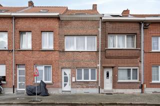 <p>In deze woning woon je aan een stil, gezellig plein waar kinderen vrijuit spelen en de dag nog in alle rust begint. Deze woning werd in 2014 volledig gerenoveerd en is vandaag instapklaar, met hier en daar nog een kleine opfrissing naar jouw smaak.</p><p></p><p>Beneden kom je binnen in een warme <strong>woonkamer </strong>waar je moeiteloos een comfortabele zithoek en een ruime eettafel plaatst. De grote keuken sluit daar mooi op aan en vormt het kloppend hart van het huis, ideaal voor lange avonden tafelen. <br />De ruime badkamer op het gelijkvloers (in het begin) biedt alle comfort. <br />In de <strong>kelder </strong>heb je verrassend veel bergruimte.</p><p></p><p>Op de <strong>eerste verdieping</strong> vind je twee volwaardige slaapkamers met een aangename lichtinval. <br />Via de tweede kamer leidt een vaste trap naar de ruime <strong>zolder</strong>, die perfect kan dienen als extra slaapkamer, bureau of hobbyruimte.</p><p></p><p>Buiten wacht een toffe tuin met terras waar je in alle privacy geniet van zon en groen. De ligging aan het plein geeft een open gevoel en een veilige omgeving. Benieuwd hoe dit huis aanvoelt als jouw thuis, dan ontdek je het graag zelf ter plaatse.</p><p><br />Plan je bezoek in via onze website!</p>