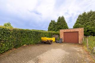 <div>
<section><strong>Ruime gelijkvloerse huurwoning met 3 slaapkamers, garage en mooie tuin!</strong></section>
</div>
<div>
<section>
<div>
<div>
<div>
<div>
<div>
<div>
<p>Deze verzorgde en ruime gelijkvloerse woning biedt een comfortabele woonomgeving met alle voorzieningen op één niveau.</p>
<p>De woning beschikt over een lichtrijke en ruime woonkamer met aansluitend een praktische keuken. Naast de keuken bevindt zich een handige wasplaats met extra bergruimte.</p>
<p>Verder zijn er drie volwaardige slaapkamers en een badkamer, allemaal gelegen op het gelijkvloers, wat zorgt voor optimaal wooncomfort en een vlotte toegankelijkheid.</p>
<p>Een extra troef is de mooie tuin, waar u in alle rust kunt genieten van het buitenleven. Daarnaast beschikt de woning over een garage en voldoende bergruimte.</p>
<p>Via een schuiftrap is de zolderverdieping bereikbaar. Deze ruimte is gedeeltelijk ingericht en kan dienen als extra berging of hobbyruimte.<br /><br />Voor verdere info kan u contact opnemen met Flor Vastgoed via info@flor-vastgoed.be!</p>
</div>
</div>
</div>
</div>
</div>
</div>
</section>
</div>