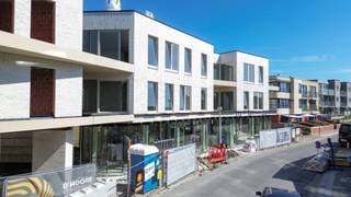 Residentie “Ace” is een exclusief nieuwbouwproject gelegen in het centrum van Wenduine (De Haan). Dit kleinschalige project omvat zes ruime appartementen, allemaal afgewerkt met hoogwaardige materialen voor ultiem comfort en luxe.<br /><br />Ruime Appartementen met Terras<br /><br />De residentie biedt zowel twee- als drieslaapkamerappartementen met oppervlaktes variërend van 120 tot 155 m² en een unieke architectuur. Elk appartement beschikt over een royaal terras tot wel 18 m², waar u kunt genieten van de prachtige buitenomgeving.<br /><br />Doordacht Ontwerp en Hoogwaardige Materialen<br /><br />Elk appartement in Residentie “Ace” is zorgvuldig ontworpen met oog voor detail en duurzaamheid. De keuze voor kwaliteitsvolle materialen (zoals EPDM roofing, kwaliteitsvolle baksteen, ecologisch wienerbergen, gemeenschappelijk betegeld terras van 75 m2 in "OFF White") geeft de woningen een elegant en tijdloos karakter. <br /><br />Energiezuinig & duurzaam met geothermische warmtepomp<br /><br />Deze energiezuinige app. worden ecologisch en duurzaam gebouwd. E-peilen tussen 31 en 40, incl. vloerverwarming. Er wordt een geothermische warmtepomp-installatie voorzien via boringen. (Combinatie zonnepanelen is mogelijk mits meerkost.)<br /><br />Ideale Locatie<br /><br />Residentie “Ace” ligt in het hart van Wenduine, op slechts 500 meter van het strand, de duinen en het bos. De omgeving biedt volop mogelijkheden voor ontspanning en natuurbeleving. Daarnaast is er binnen het project ook aandacht besteed aan groenvoorzieningen en parkeergelegenheid. U heeft de optie om een private staanplaats en/of berging aan te kopen.<br /><br />Verlaagd BTW-tarief tot juni 2025<br /><br />Profiteer nog tot juni 2025 van het verlaagde BTW-tarief van 6% bij aankoop van een appartement in Residentie “Ace”, mits u voldoet aan de volgende voorwaarden:<br /><br /> U koopt de woning op persoonlijke titel, niet via een vennootschap.<br /> Meer dan 50% van de woning is voor persoonlijk gebruik.<br /> U bent gedomicilieerd op het adres zodra de woning bewoonbaar is.<br /> De nieuwbouw is uw enige woning.<br /> Deze voorwaarden dient u gedurende vijf jaar na aankoop te handhaven.<br /><br />Residentie “Ace” biedt een unieke kans op een luxueuze en comfortabele woonervaring in een prachtige kustplaats. Mis deze gelegenheid niet en investeer in dit uniek project in Wenduine!<br /><br />Extra info: www.residentie-ace.be